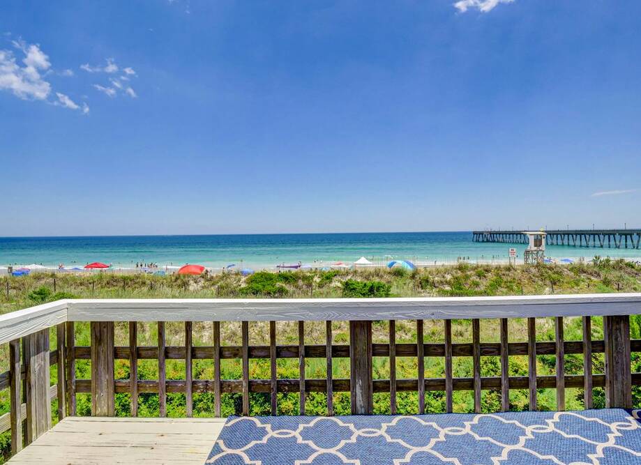 Laing - Large Oceanfront beach house wit...