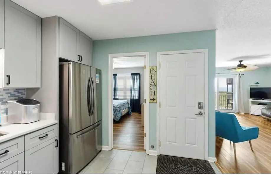 Spacious 5-bedroom condo with WiFi, AC i...