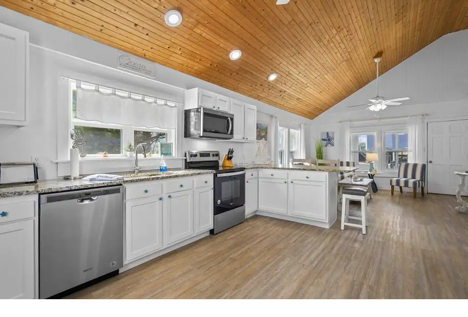 Steps to the Beach Cottage: Pet-Friendly
